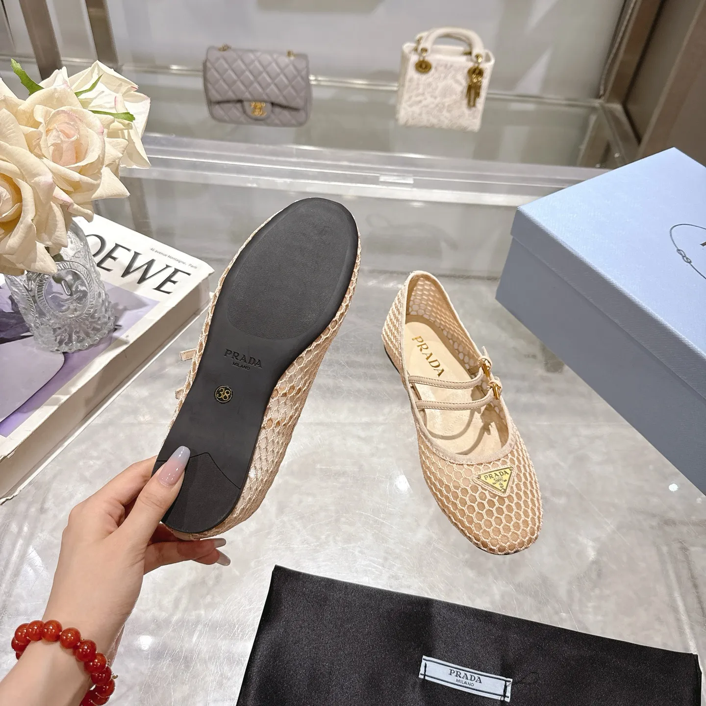 👟👟Ex-factory price 440👟👟 🔥🔥✨Prada/Prada 2024ss spring and summer new products are now available🌟 Mary Jane flat ballet shoes Soft and comfortable, recommended by major bloggers in Little Red Book, proper college style ➕Commuting 1-1 development Round-head golden triangle button Fabric: patent leather, sheepskin, silk fabric Sheepskin lining code number: 35 to 40 (41 is custom-made and cannot be returned or exchanged)